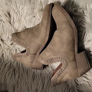 Jellypop distressed ankle boot.  Size 9.5. I wear a 10 so these run a little big